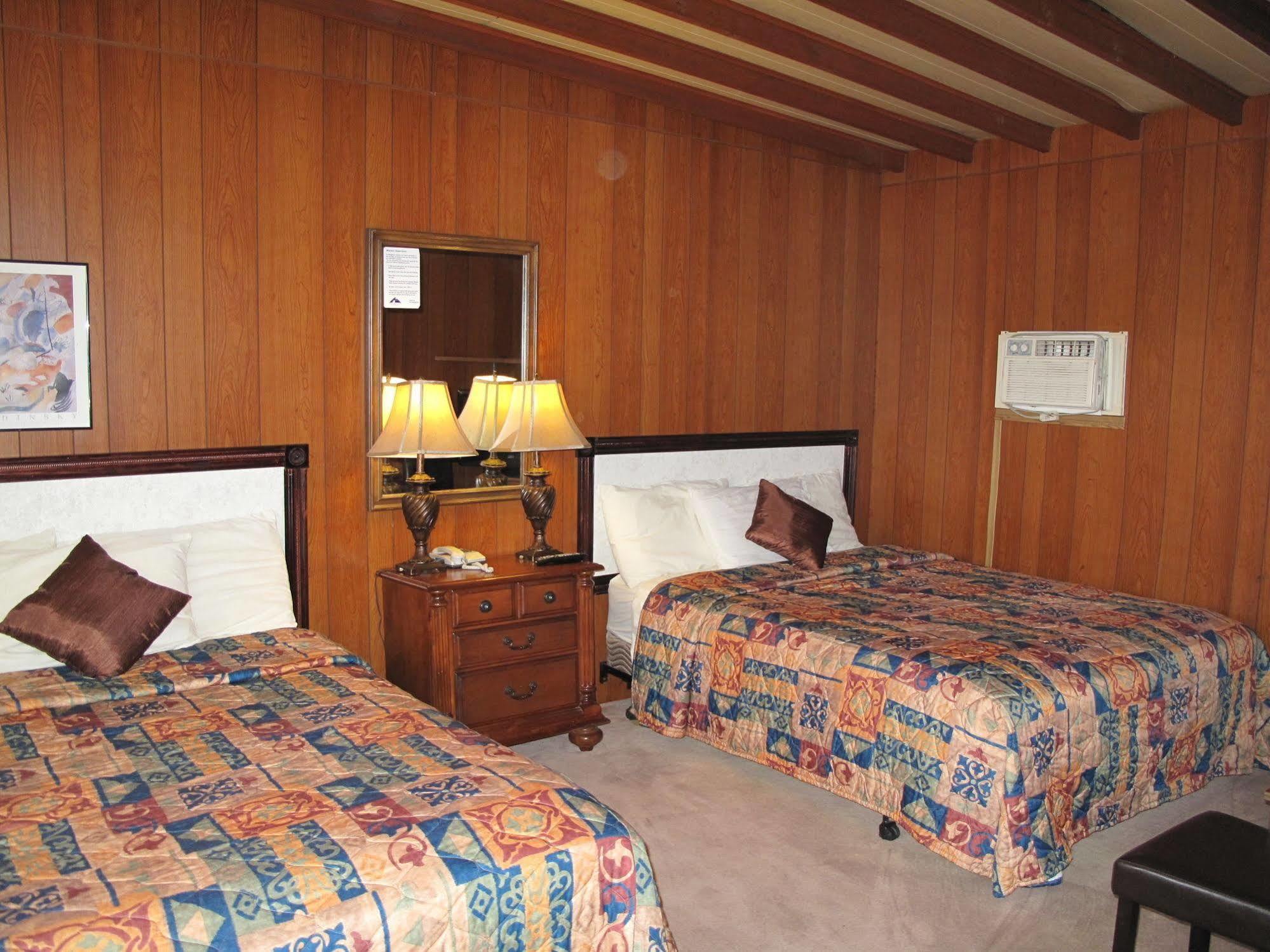 Blue Mountain Motel Pincher Creek Esterno foto
