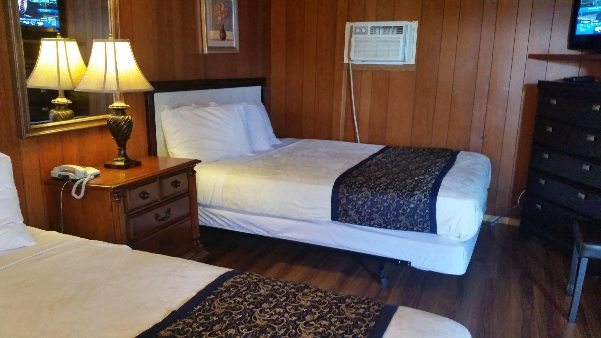 Blue Mountain Motel Pincher Creek Esterno foto
